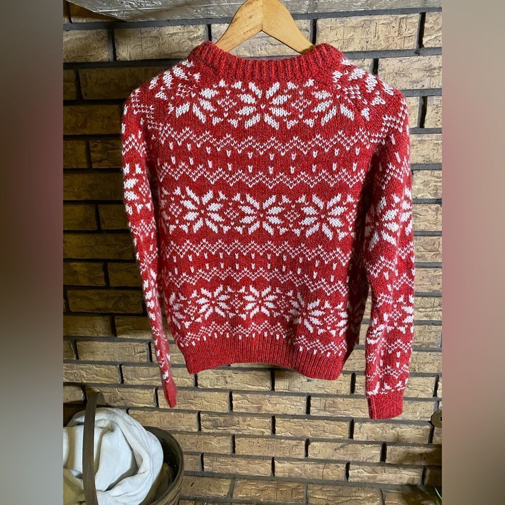 Red and white vintage like sweater‎